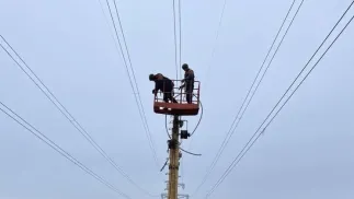 Ремонтні роботи "Укренерго". Фотоілюстрація. Fot. Facebook/НЕК "Укренерго"