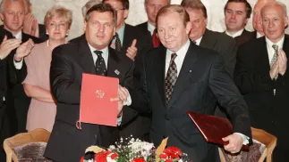Президенти Польщі Александр Кваснєвський (ліворуч) та України Леонід Кучма (праворуч) обмінюються документами після підписання декларації про примирення між народами Польщі та України. Архівне фото, 1997 р. Fot. PAP/CAF- EPA/SERGEY SUPINSKY