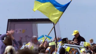 Віряни вітають Папу Івана Павла ІІ перед Святою Месою на території аеропорту "Чайка" під Києвом. Fot. PAP/RADEK PIETRUSZKA