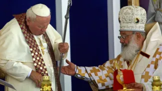 Pielgrzymka papieża Jana Pawła II do Ukrainy w 2001 roku. Fot. PAP/EPA/ATTILA KISBENEDEK