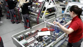 Praca przy budowie urządzeń elektronicznych Fot. PAP/Jerzy Undro