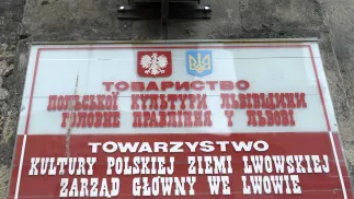Табличка Товариства польської культури Львівщини. Фотоілюстрація. Fot. PAP/Darek Delmanowicz