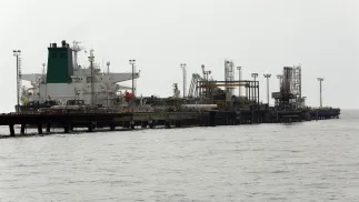 Общий вид нефтяного терминала на острове Харк. Fot. PAP/EPA/ABEDIN TAHERKENAREH