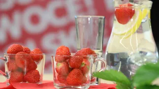 Owoce i lemoniada Fot. PAP/Tomasz Gzell