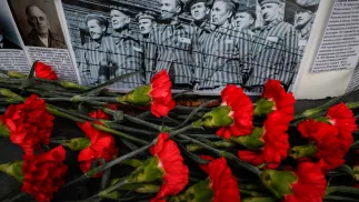 квіти біля фотографії в'язнів ГУЛАГу Fot. PAP/EPA/YURI KOCHETKOV 