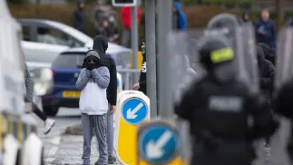Starcia z policją podczas demonstracji w Belfaście, zdjęcie poglądowe, fot. PAP/EPA/Mark Marlow