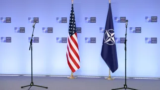 На фотографії зображені прапори НАТО та США перед початком пресконференції. Фотоілюстрація. Fot. PAP/EPA/KENZO TRIBOUILLARD / POOL