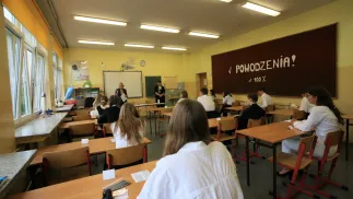 Uczniowie przed egzaminem ósmoklasisty	Fot. PAP/Lech Muszyński