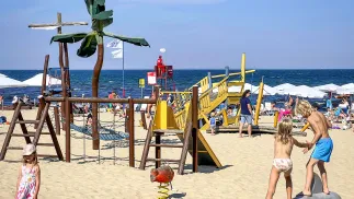 Plac zabaw dla dzieci na sopockiej plaży,. Zdj. ilustracyjne. Fot. PAP/Jerzy Ochoński