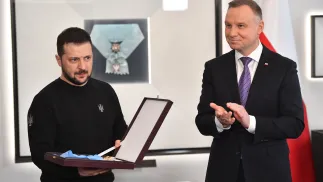 Warszawa, 05.04.2023 r. Wizyta oficjalna Prezydenta Ukrainy w Polsce. Prezydent RP Andrzej Duda (P) i prezydent Ukrainy Wołodymyr Zełenski (L) podczas spotkania w Pałacu Prezydenckim Fot. PAP/Radek Pietruszka