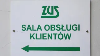 Zakład Ubezpieczeń Społecznych przy ulicy Senatorskiej w Warszawie. Zdj. ilustracyjne. Fot. PAP/Albert Zawada