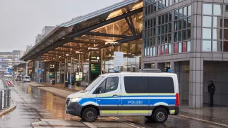 Policja przed lotniskiem w Hamburgu w 2023 roku, zdjęcie ilustracyjne, fot. PAP/EPA/GEORG WENDT