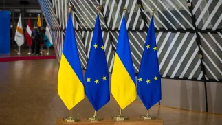 Прапори ЄС та України. Fot. PAP / Wiktor Dąbkowski (фотоілюстрація)