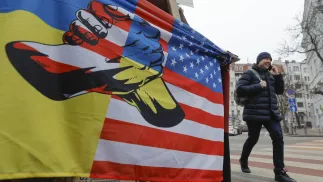 Флаг, символизирующий помощь США Украине. Fot. PAP/EPA/SERGEY DOLZHENKO