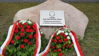 Tablica upamiętniająca sierż. Mateusza Sitka. Fot. PAP/Paweł Supernak
