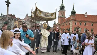 Procesja do czterech ołtarzy, która wyruszyła po eucharystii z archikatedry św. Jana Chrzciciela w Uroczystość Najświętszego Ciała i Krwi Chrystusa. Zdj. ilustracyjne. Fot. PAP/Radek Pietruszka