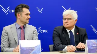 Wiceministrowie infrastruktury: Piotr Malepszak i Maciej Lasek. Fot. PAP/Albert Zawada