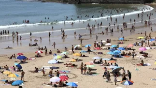 Plaża w Portugalii Fot. PAP/EPA/ANTONIO COTRIM