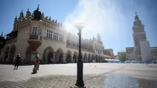 Kurtyna wodna na Rynku Głównym w upalny dzień w Krakowie, fot. PAP/Łukasz Gągulski