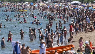  Plażowicze wypoczywają korzystając ze słonecznej pogody na plaży w Gdańsku-Brzeźnie. Zdj. ilustracyjne. Fot. PAP/Adam Warżawa
