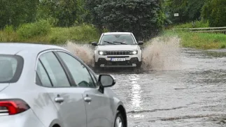 Zalane ulice po burzy Fot. PAP/Marcin Bielecki