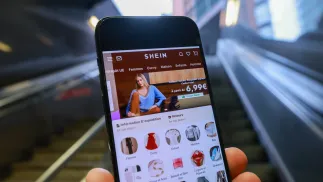 Platforma Shein na smartfonie, fot. PAP/EPA/Olivier Hoslet