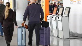 Pasażerowie na lotnisku. Fot. PAP/	Albert Zawada