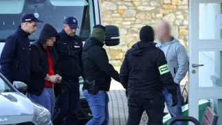 Doprowadzenie 17-letniego podejrzanego (2L) o dokonanie podwójnego morderstwa w miejscowości Kadłub do siedziby Prokuratury Rejonowej w Strzelcach Opolskich, fot. PAP/Krzysztof Świderski
