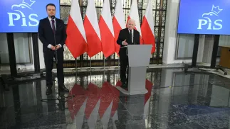 Prezes PiS Jarosław Kaczyński i rzecznik ugrupowania Rafał Bochenek. . Fot. PAP/	Marcin Obara
