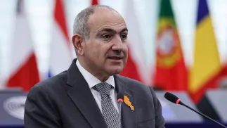 Premier Armenii Nikola Paszynian. Fot. PAP/EPA/RONALD WITTEK