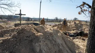 Пошукові роботи на місці поховання поляків у селі Угли. Fot. PAP/Vladyslav Musiienko