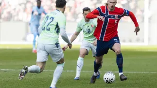 Erling Haaland (z prawej) i Szwajcar Fabian Rieder (z lewej) podczas towarzyskiego meczu Norwegia-Szwacjaria fot. PAP/EPA/KEYSTONE/CYRIL ZINGARO
