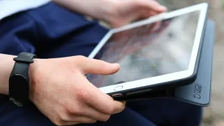 Tablet (zdjęcie ilustracyjne). Fot. PAP/Szymon Pulcyn
