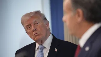Президент США Дональд Трамп та директор ЦРУ Джон Реткліфф (розмито). Fot. PAP/EPA/YURI GRIPAS / POOL