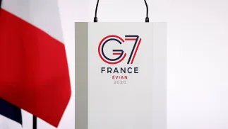Логотип G7 на трибуні в Евіані. Fot. PAP/EPA/BENOIT TESSIER/POOL