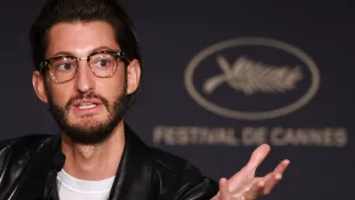 Pierre Niney. Fot. PAP/EPA/	CLEMENS BILAN / POOL