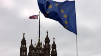Flaga Unii Europejskiej powiewa przed parlamentem w Londynie, Wielka Brytania. Fot. PAP/EPA/ANDY RAIN