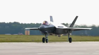 F-35 w 32. Bazie Lotnictwa Taktycznego w Łasku, fot. PAP/Marian Zubrzycki