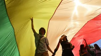 Tęczowa flaga - symbol środowisk LGBT Fot. PAP/Art Service