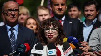 Marszałek Sejmu Włodzimierz Czarzasty (L), posłanka Lewicy Daria Gosek-Popiołek (C) oraz wicewojewoda małopolski Ryszard Śmiałek (C-P), fot. PAP/Łukasz Gągulski