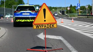 Na miejscu zginęły dwie osoby - 28-letni kierowca auta oraz 35-letni pasażer. Fot. PAP/	Darek Delmanowicz (zdjęcie ilustracyjne)