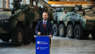 Глава Министерства обороны Владислав Косиняк-Камыш на заводе Rosomak S.A. 2026-05-30. Fot. PAP/Jarek Praszkiewicz