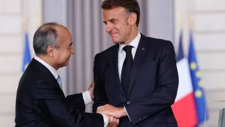 Prezydent Francji Emmanuel Macron i dyrektor generalny SoftBanku. Fot. PAP/EPA/LUDOVIC MARIN / POOL