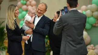 Premier Donald Tusk (C) oraz wiceminister rodziny, pracy i polityki społecznej Aleksandra Gajewska (L) biorą udział w siedzibie Kancelarii Prezesa Rady Ministrów w Warszawie, 1 bm., w wydarzeniu z okazji 2. urodzin programu in vitro. Fot. PAP/Marcin Obara