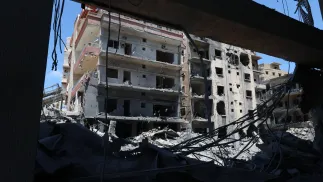 Zniszczone budynki w Libanie po izraelskim ataku, fot. PAP/EPA/WAEL HAMZEH