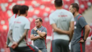 Selekcjoner piłkarskiej reprezentacji Polski Jan Urban na treningu kadry na PGE Narodowym, fot. PAP/Leszek Szymański