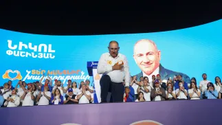 Nikol Paszynian podczas spotkania przedwyborczego partii Umowa Społeczna, fot. PAP/EPA/HAYK BAGHDASARYAN /PHOTOLURE