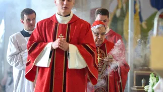 Prefekt Dykasterii Spraw Kanonizacyjnych kard. Marcello Semeraro (C-P) podczas uroczystej mszy świętej z obrzędem beatyfikacji ks. Jana Świerca i jego Towarzyszy, salezjańskich męczenników, sprawowanej w Sanktuarium św. Jana Pawła II w Krakowie, fot. PAP/Łukasz Gągulski
