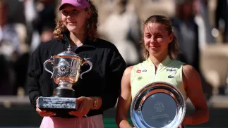 Mirra Andreeva i Maja Chwalińska. Fot. PAP/EPA/MOHAMMED BADRA