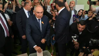 Premier Armenii Nikol Paszynian podczas w lokalu wyborczym, fot. PAP/EPA/PHOTOLURE